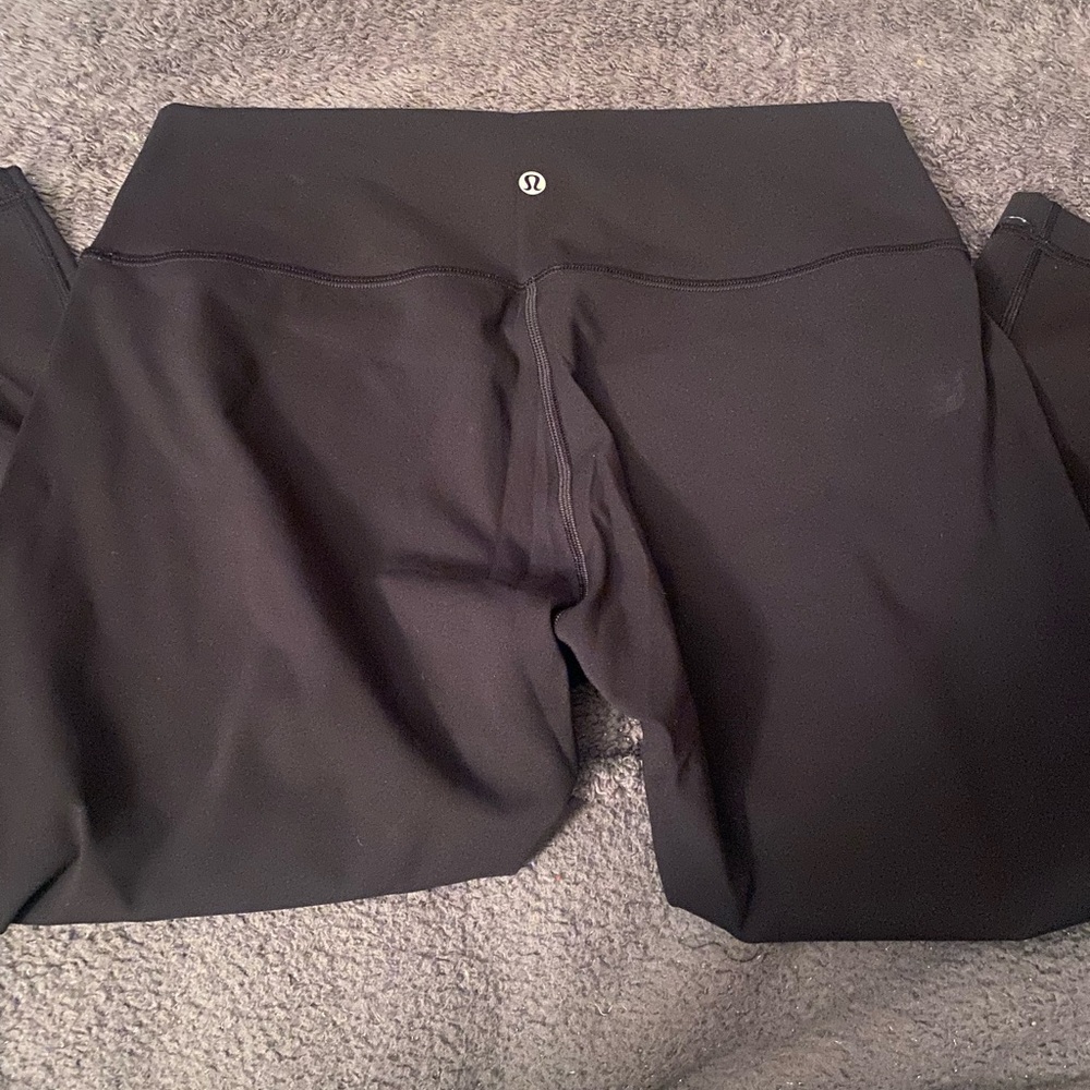 Womens cropped lulu leggings.
